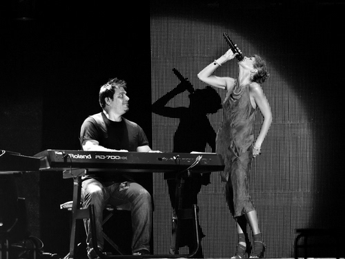 Immagine con cantante, bianconero, musicista, microfono, ombra, musica, pianola, donna, pianista, musicisti