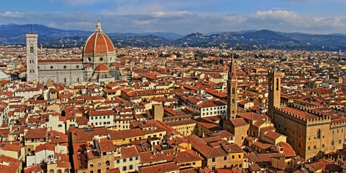 Immagine con campanili, cupola, panorama, tetti, firenze, città, duomo, case, cielo, palazzi, nuvole, colline, chiese, chiesa, torri, torre, finestre, montagne