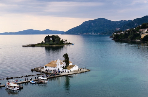 Immagine con lago, isola, barche, acqua, chiesa, isole, panorama, mare, persone, montagne, costa, molo