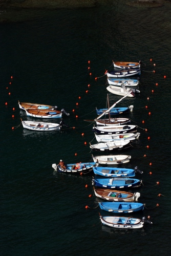 Immagine con barche, mare, acqua, boe, nero, rosso, porto, bianco, vela, pescatore, azzurro, persona, riflesso, riflessi, arancione, celeste, notturno