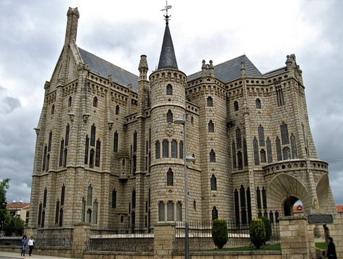 Immagine con finestre, chiesa, castello, tetto, torri, cielo, cancellata, alberi, architettura, gotico, archi, nuvole, cuspide, verde, grigio, recinzione, torre, trifore, edificio, persone