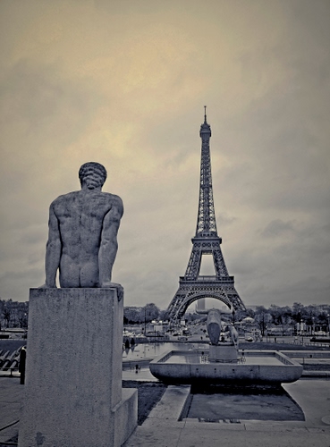 Immagine con torre, parigi, statua, fontana, cielo, acqua, nuvole, marmo, eiffel, ferro, città, schiena, bianconero, fontane, monumento, parco, scultura, vasca, panorama