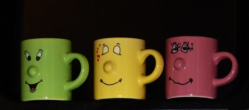 Immagine con tazze, verde, giallo, tre, colori, rosa, nero, facce