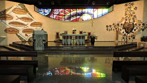 Immagine con altare, chiesa, vetrata, pesci, colori, cuore, riflessi, pane, riflesso, scalini, rosso, disegni, fiori, crocifisso, gradini, interno, sedie, banchi, vetri