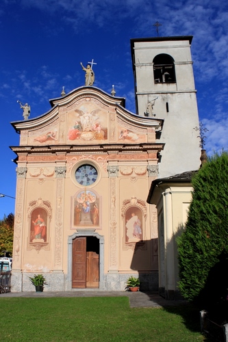 Immagine con chiesa, campanile, prato, verde, affreschi, statue, facciata, erba, portone, cielo