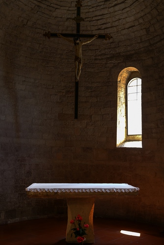 Immagine con finestra, altare, crocifisso, croce, chiesa, fiori, interno, cristo