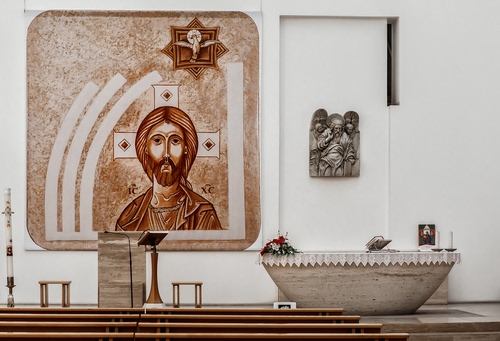 Immagine con altare, leggio, sgabelli, chiesa, cero, cristo, fiori, microfono, scalini, colomba, candele, scale, pizzo, sacro, bianco, affresco, interno, gesù, quadro