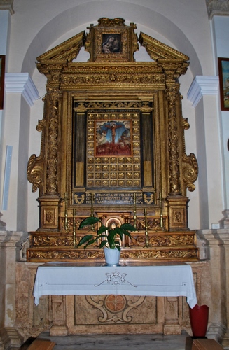 Immagine con altare, tovaglia, vaso, pianta, oro, bianco, dorato, foglie, chiesa, candelabri, marmo, ricamo, colonne, tabernacolo, dipinto, crocifisso, legno, arco, quadro