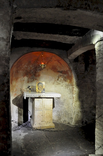 Immagine con altare, catena, croce, arco, madonna, quadro, nicchia, icona, chiesa, tovaglia, cripta, lampada, grotta, ombra, pietra