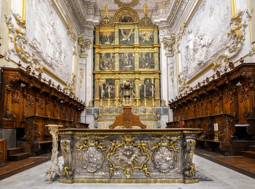 Immagine con altare, chiesa, oro, pala, panche, candelabri, legno