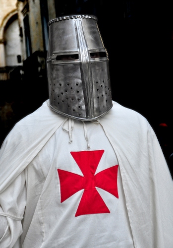 Immagine con croce, rosso, bianco, elmo, mantello, metallo, storia, tunica, armatura, costume, ferro, crociato, soldato