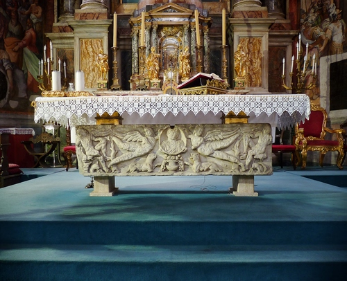 Immagine con altare, candele, chiesa, oro, gradini, tovaglia, bassorilievi, pizzo, marmo, candelabri, candelieri, bassorilievo, bianco, angeli, tabernacolo, interno