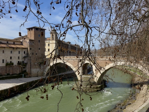 Immagine con ponte, fiume, rami, archi, campanile, acqua, alberi, case, cielo, palazzi, finestre, albero, torre, arcate, verde, città, edifici, azzurro, nuvole, argini