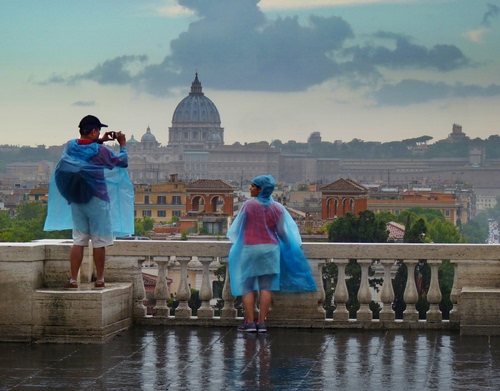 Immagine con pioggia, balaustra, nuvole, cupola, panorama, due, fotografo, impermeabili, impermeabile, maltempo, cielo, persone, azzurro, roma, fotografi, città, bagnato, cupolone, chiesa