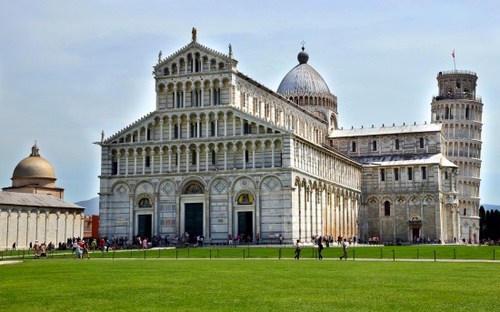 Immagine con prato, pisa, torre, chiesa, piazza, duomo, pendente, cupola, campanile, cupole