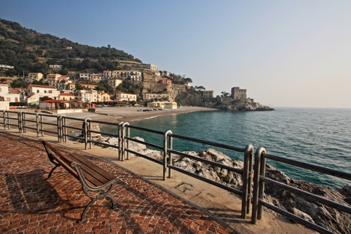 Immagine con panchina, mare, spiaggia, ringhiera, case, acqua, lungomare, paese, panorama, paesaggio, scogli