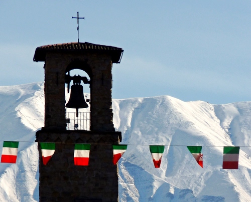 Immagine con campanile, neve, campana, croce, tricolore, bianco, bandiere, montagne, rosso, verde, cielo, montagna, inverno, bandierine, azzurro, silhouette, controluce