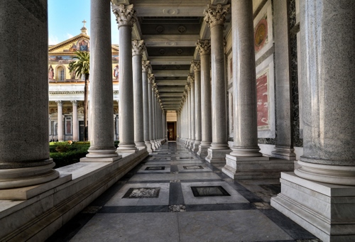 Immagine con colonne, marmo, porticato, portico, capitelli, chiesa, palma, pavimento, prospettiva, colonnato, corridoio, verde, soffitto, giardino, simmetria, croce, chiostro, basamenti