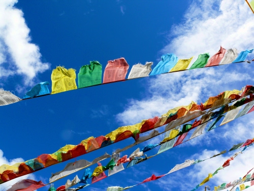 Immagine con cielo, bandiere, nuvole, colori, vento, fili, bandierine, multicolore, azzurro