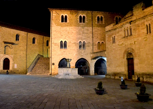 Immagine con piazza, archi, fontana, scala, palazzi, vasi, notte, scale, scalinata, pozzo, palazzo, finestre, bifore