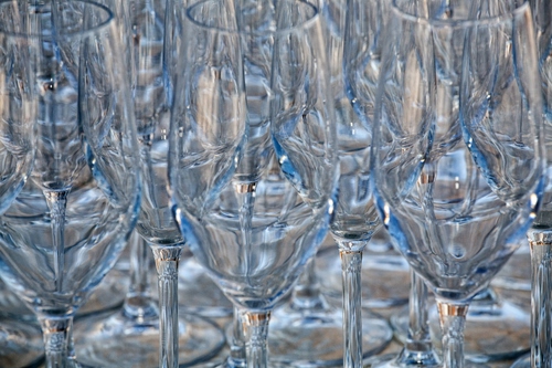 Immagine con bicchieri, vetro, calici, cristallo, riflessi, trasparenza, trasparenze, molti, trasparente