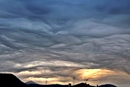 Immagine con nuvole, cielo, antenne, montagne, tramonto, controluce, tetti, alba