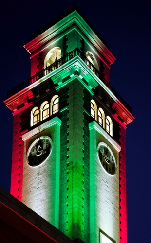 Immagine con rosso, verde, bianco, tricolore, campanile, orologi, torre, luci, archi, finestre, orologio, ringhiera