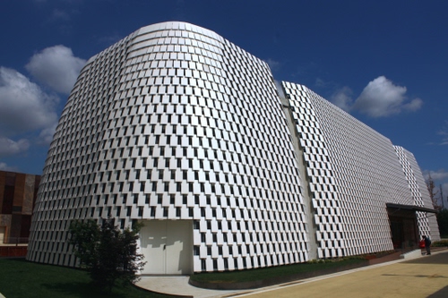 Immagine con padiglione, bianco, expo, architettura, cielo, milano, porta, nuvole, finestre, pianta