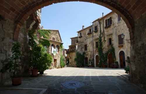 Immagine con arco, piazza, vasi, case, portico, piante, borgo, verde, cortile