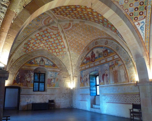 Immagine con finestre, affreschi, archi, interno, arco, volta, dipinti, volte, sedie