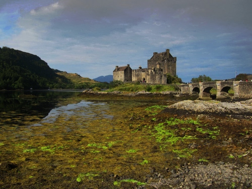 Immagine con castello, ponte, acqua, fiume, cielo, nuvole, lago