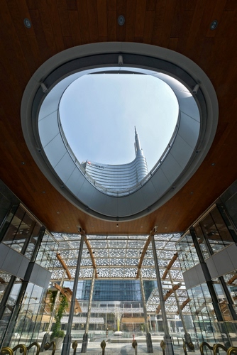 Immagine con grattacielo, cielo, milano, vetrate, prospettiva, architettura, oblò, vetri, soffitto, moderna, vetro, piazza, cornice, moderno, palazzo, porta, acciaio, foro