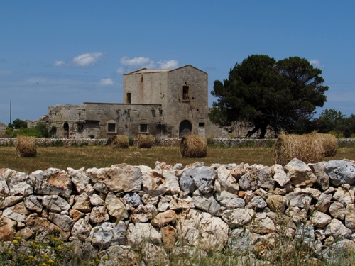 Immagine con pietre, cielo, albero, muretto, cascina, alberi, paglia, balle, muro, azzurro, campagna, sassi, covoni, finestre, campo, secco, casa, verde, fieno