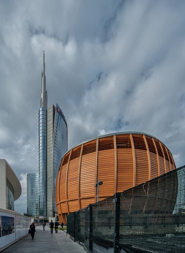 Immagine con nuvole, cielo, grattacielo, architettura, legno, milano, persone, grattacieli, vetro, passanti, guglia, rete, strada, prospettiva, scorcio, palazzi