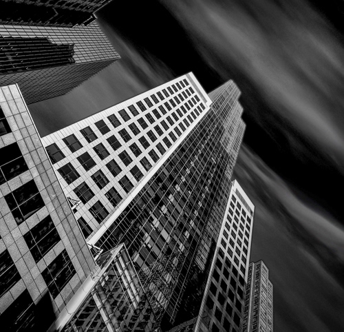 Immagine con grattacieli, finestre, bianconero, nuvole, prospettiva, grattacielo, cielo, architettura, palazzi