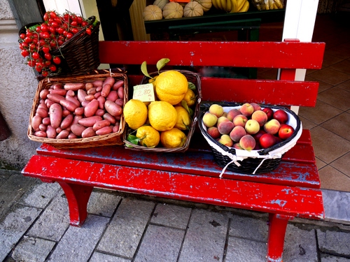 Immagine con rosso, panchina, frutta, pomodori, limoni, pesche, patate, cesti, cedri, meloni, verdura, cibo, cestini, ceste