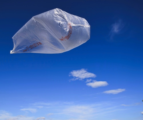 Immagine con nuvole, cielo, plastica, azzurro, sacchetto, bianco, vento, aria, scritte, volare, volo