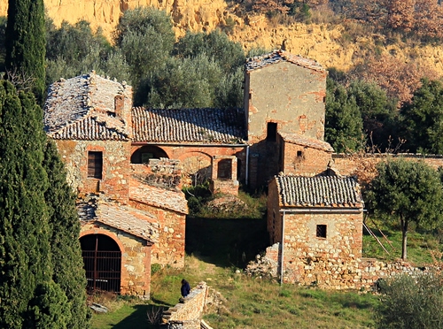 Immagine con alberi, tetti, verde, finestre, tegole, ruderi, case, casa, erba, cancello, abbandono, archi, campagna, borgo, pozzo, comignolo, casale, bosco, arco, paesaggio, cipressi, rovine