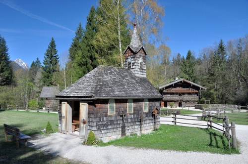 Immagine con alberi, chiesa, verde, montagna, panchina, cielo, campanile, chiesetta, prato, staccionata, azzurro