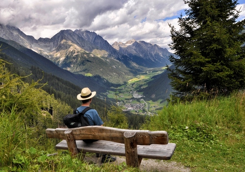Immagine con panchina, cappello, panorama, montagne, montagna, verde, albero, abete, alberi