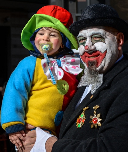 Immagine con bambino, ciuccio, uomo, medaglie, rosso, bianco, colori, carnevale, cappello, fiocco, verde, cappelli, pagliaccio, papillon, giallo, nero, clown, azzurro, maschere, maschera