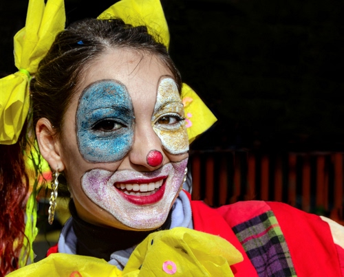 Immagine con colori, maschera, donna, pagliaccio, carnevale, trucco, giallo, fiocchi, sorriso, viso, clown, ritratto