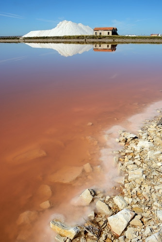 Immagine con acqua, riflesso, casa, sale, bianco, cielo, salina, mare, lago, rosso, riflessi