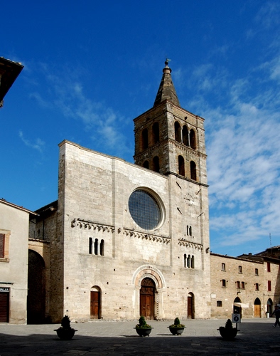 Immagine con campanile, chiesa, piazza, rosone, cielo, vasi, facciata, orologio