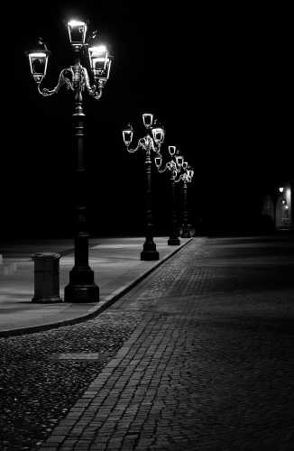 Immagine con lampioni, strada, notte, luci, bianconero, luce, notturno, nero, buio