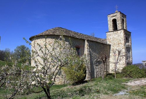 Immagine con campanile, chiesa, albero, campagna, cielo, fiori, alberi, primavera