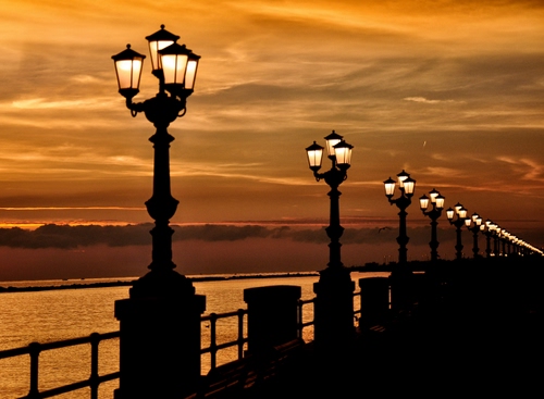 Immagine con lampioni, tramonto, mare, nuvole, lungomare, luci, luce, sera, cielo