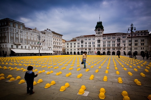Immagine con piazza, giallo, caschi, bambino, elmetti, file, manifestazione, bimbo, lampione, gialli