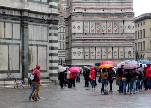 Immagine con ombrelli, pioggia, persone, bicicletta, firenze, piazza, turisti, passanti, duomo