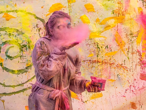 Immagine con colori, donna, rosa, muro, polvere, giallo, verde, spirale, ragazza, mani, cintura, soffio, tuta, capelli, gioco, busta, parete